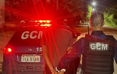 Homem que saía de oficina mecânica com objetos furtados é surpreendido por vigilante e acaba detido pela Guarda