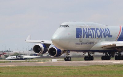 Grande avião pousa em Porto Alegre e tem decolagem prevista para fim da tarde; veja momento da chegada ao RS