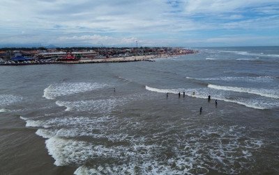 Sol aparece em tarde de praia cheia e com água limpa em Tramandaí e Imbé