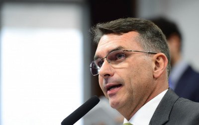 Flávio Bolsonaro pede união na direita depois de farpas entre Eduardo e Nikolas