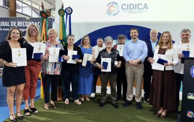 Medalhas de Mérito Canelense são entregues a servidores públicos e autoridades