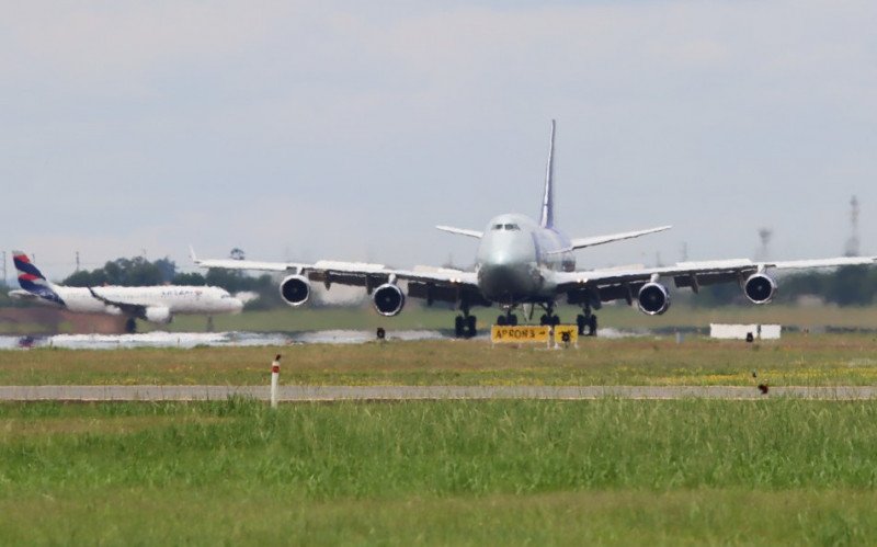 Boeing 747, conhecido como Rainha dos Céus, faz operação rara em Porto Alegre