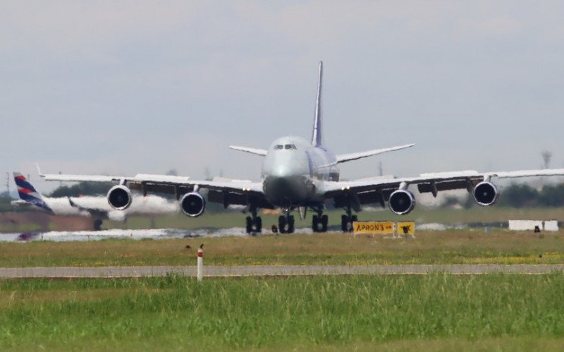 Boeing 747, conhecido como Rainha dos Céus, faz operação rara em Porto Alegre