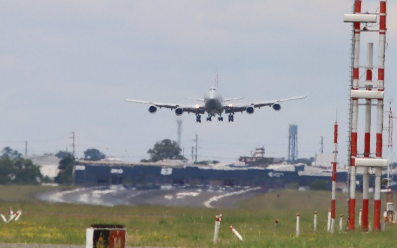 Boeing 747, conhecido como Rainha dos Céus, faz operação rara em Porto Alegre