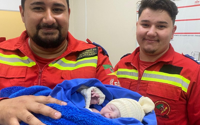 Os bombeiros Marcos e Mateus, de Três Coroas, auxiliaram no parto do pequeno Lucas alguns dias antes do Natal | abc+