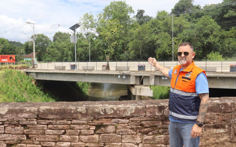 O coordenador municipal da Defesa Civil, Edson Luis Maic&aacute; Severo, mostra a primeira esta&ccedil;&atilde;o de monitoramento meteorol&oacute;gico de Dois Irm&atilde;os 