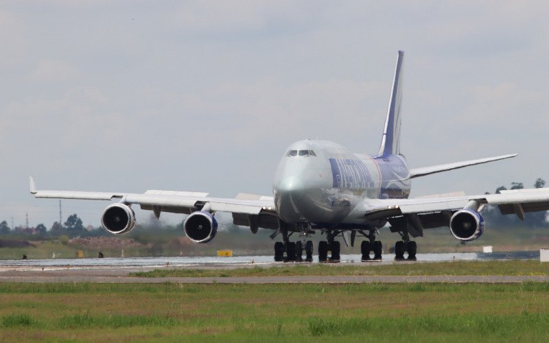 Boeing 747, conhecido como Rainha dos Céus, faz operação rara em Porto Alegre