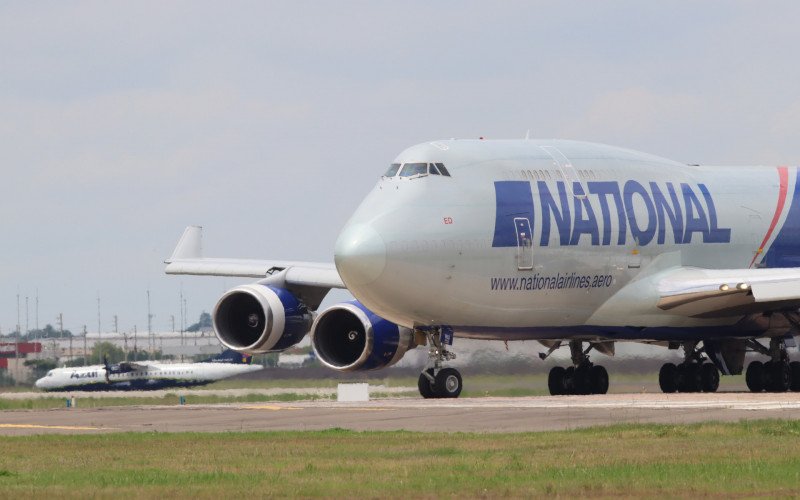 Boeing 747, conhecido como Rainha dos Céus, faz operação rara em Porto Alegre
