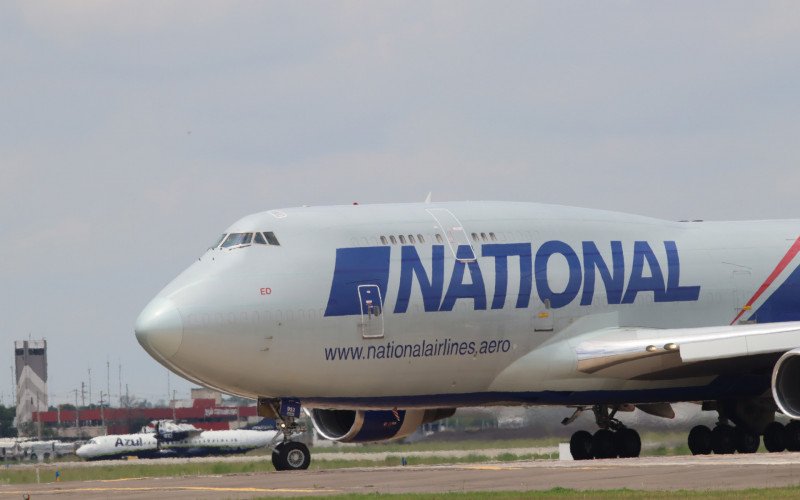 Boeing 747, conhecido como Rainha dos Céus, faz operação rara em Porto Alegre