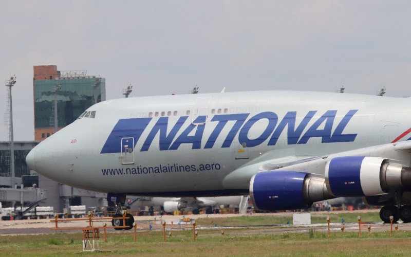 Boeing 747, conhecido como Rainha dos Céus, faz operação rara em Porto Alegre