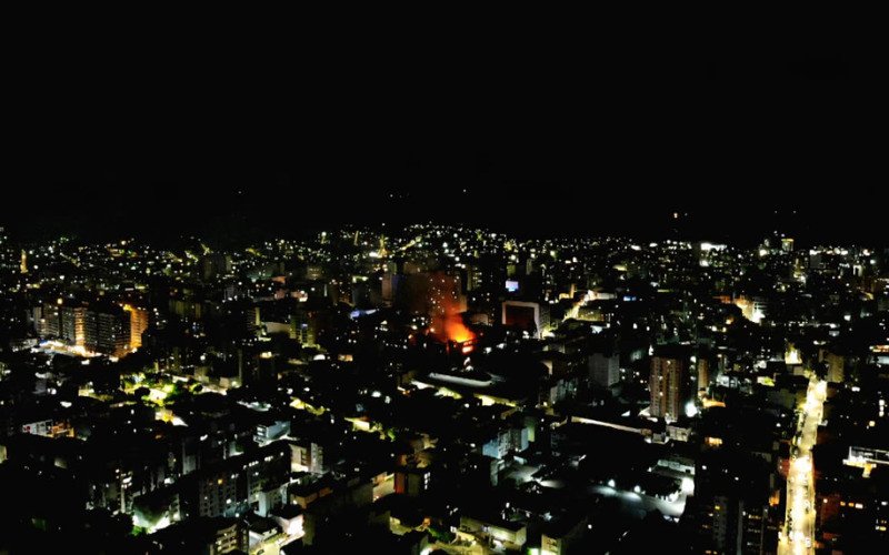 Incêndio teve início por volta das 19h30, mas ainda era combatido cerca de duas horas depois | abc+