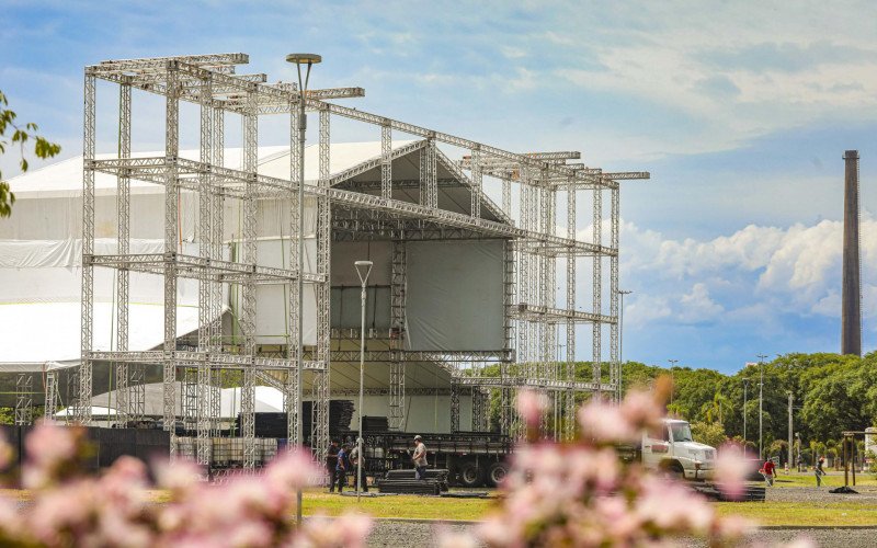 Montagem das estruturas no Parque Harmonia para receber a festa da virada do ano | abc+