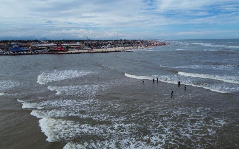 Sexta-feira de calor e mar calmo em Tramandaí e Imbé