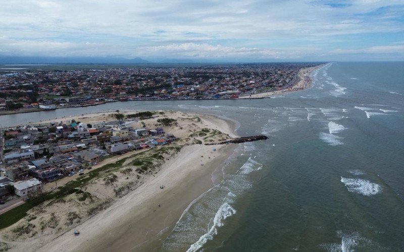 Sexta-feira de calor e mar calmo em Tramandaí e Imbé