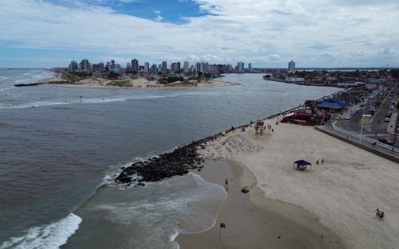 Sexta-feira de calor e mar calmo em Tramandaí e Imbé