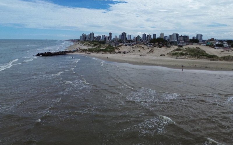 Sexta-feira de calor e mar calmo em Tramandaí e Imbé