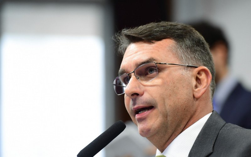 Flávio Bolsonaro classifica posicionamento do governo sobre EUA X Irã como “inaceitável”