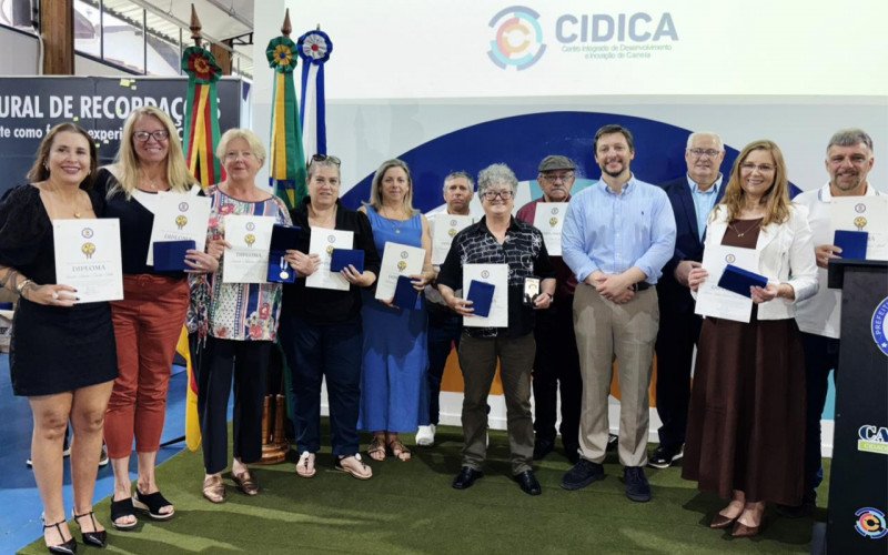 Servidores públicos e autoridades recebem medalhas e certificados do Mérito Canelense