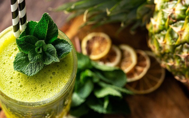 Suco detox de abacaxi, pepino e hortelã | abc+
