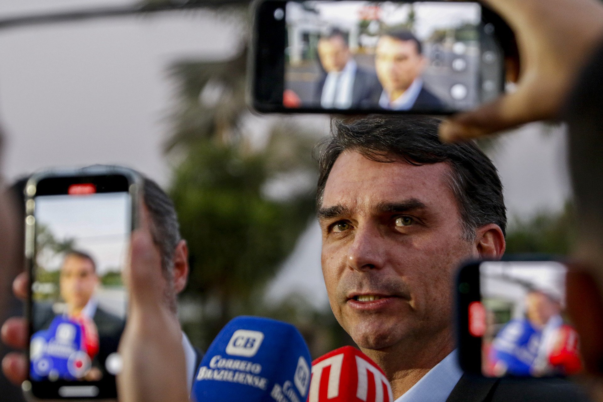 Flávio Bolsonaro quer suspender pesquisa eleitoral que mostra alta em rejeição após divulgação de conversa com Vorcaro