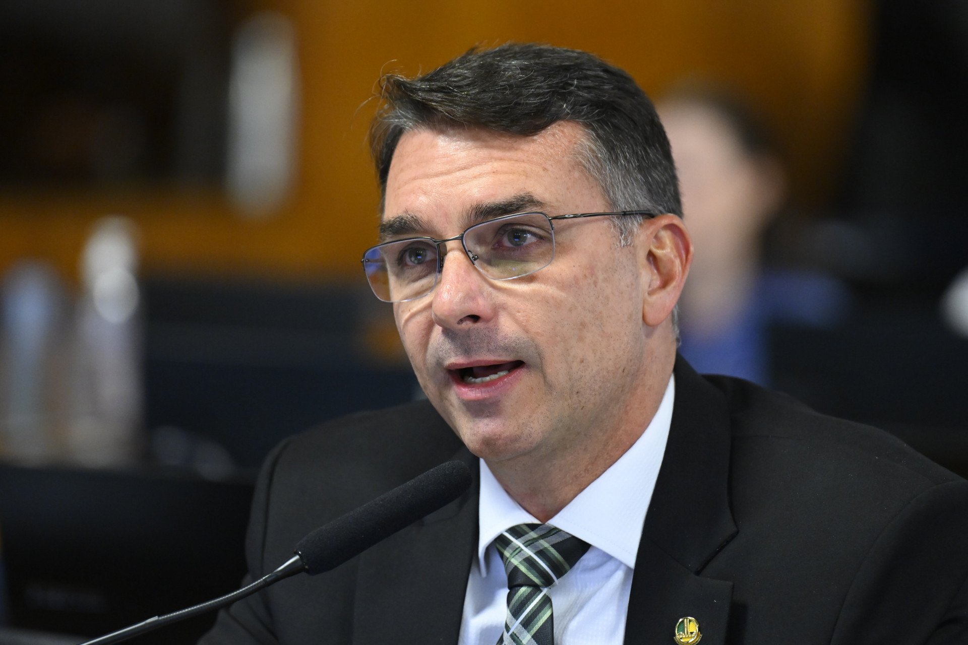 &ldquo;N&atilde;o tem nada a ver com o filme&rdquo;: Fl&aacute;vio Bolsonaro fala sobre opera&ccedil;&atilde;o contra ONG de dona da produtora de &ldquo;Dark Horse&rdquo;