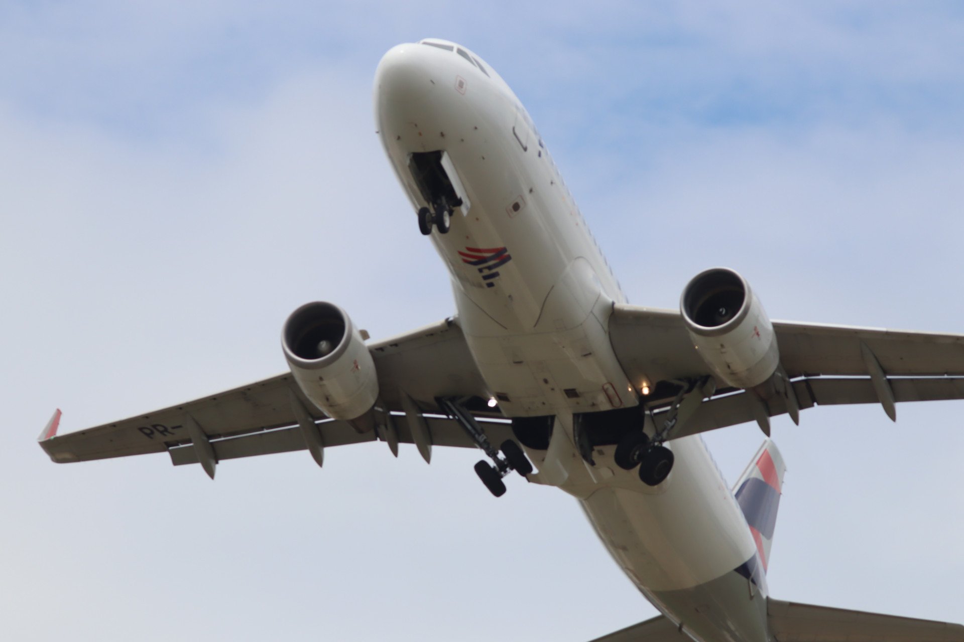 Pane em centro de controle aéreo fecha importantes aeroportos brasileiros
