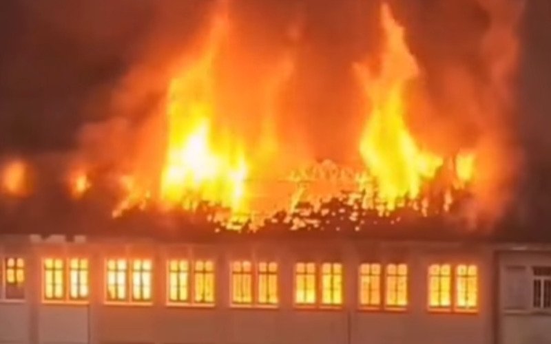 Incêndio começou na noite desta sexta-feira (26) | abc+