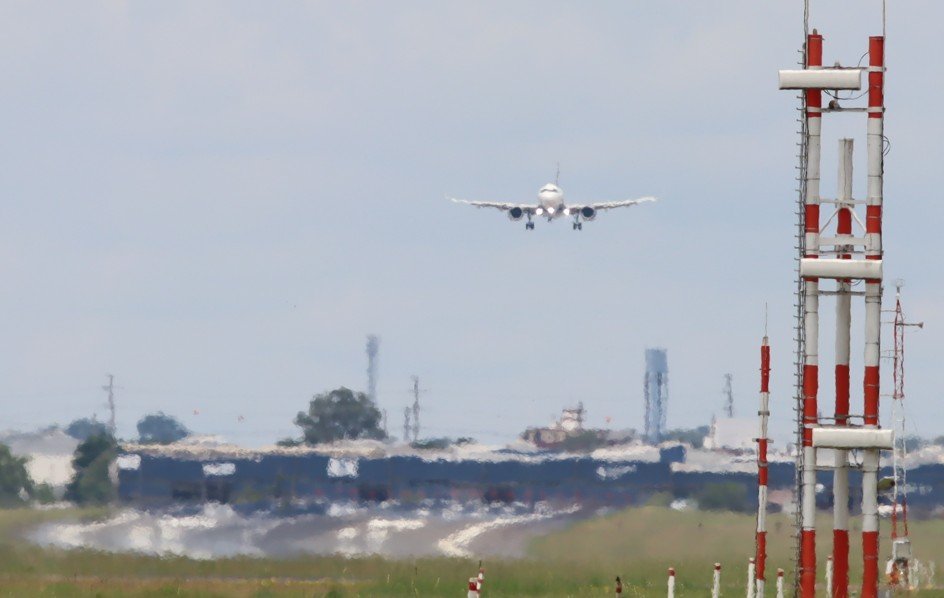 Sem citar preço de passagens, aéreas dizem que alta no combustível terá “consequências severas”