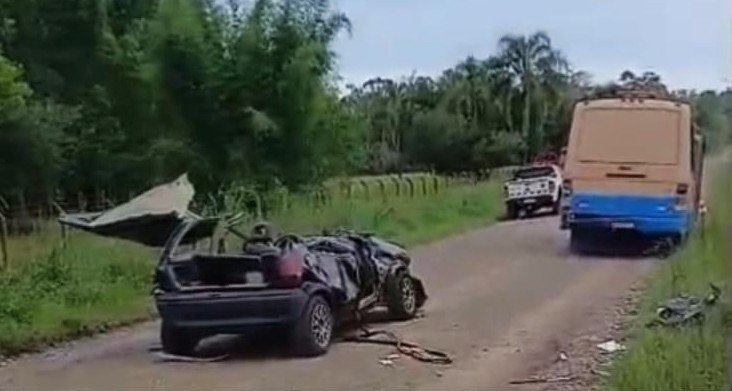 Corsa acabou parcialmente destruído após a colisão em Nova Santa Rita | abc+