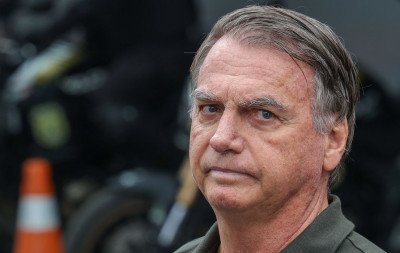 Defesa de Bolsonaro pede a Moraes autorização para visita de Tarcísio
