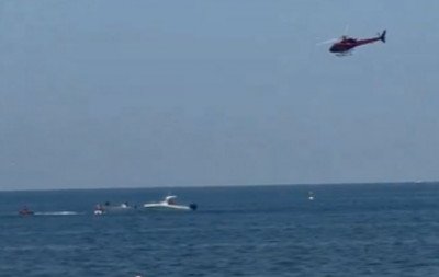 VÍDEO: Avião ultraleve cai no mar em Copacabana