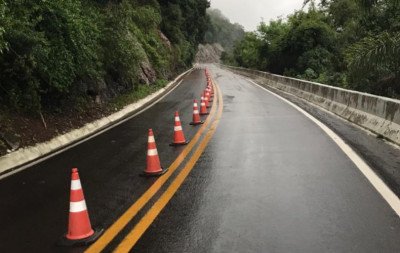 BR-116: Trânsito é liberado em trecho afetado por queda de barreira durante chuvas