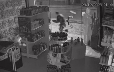 VÍDEO: Ladrão quebra porta de vidro e invade loja da área central de Novo Hamburgo