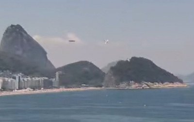 Corpo de piloto do avião ultraleve que caiu em Copacabana é resgatado; vídeo mostra momento do acidente