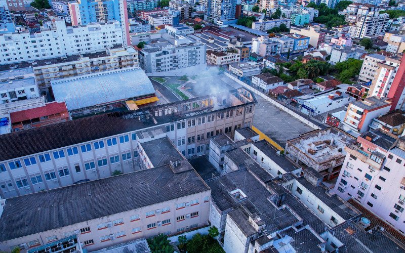 Parte superior do prédio foi destruída pelo fogo