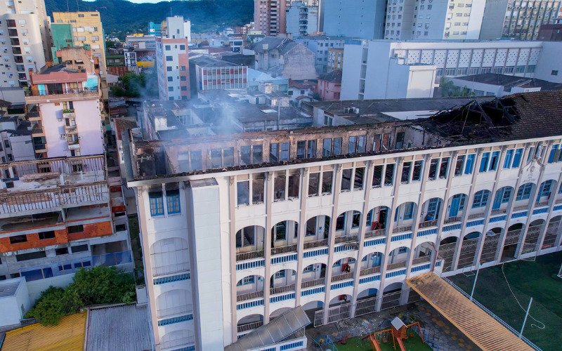 Parte superior do prédio foi destruída pelo fogo
