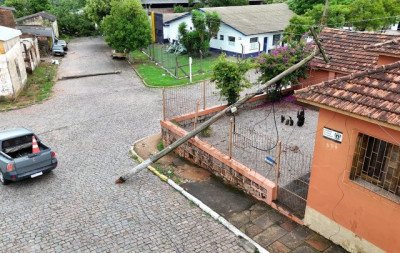 Rachadura em ponte, queda de postes e transbordo de arroios estão entre danos causados pela chuva em 14 cidades gaúchas