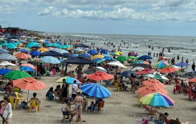 Água limpa e mar calmo atraem milhares de veranistas neste final de semana para o litoral norte