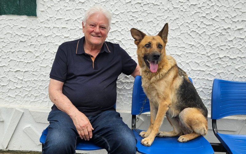 Claudio Giacomini com um dos animais que recebeu atendimento na Sempa