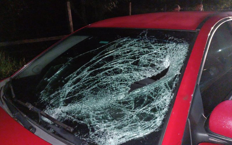 Carro ficou com para-brisa destruído | abc+