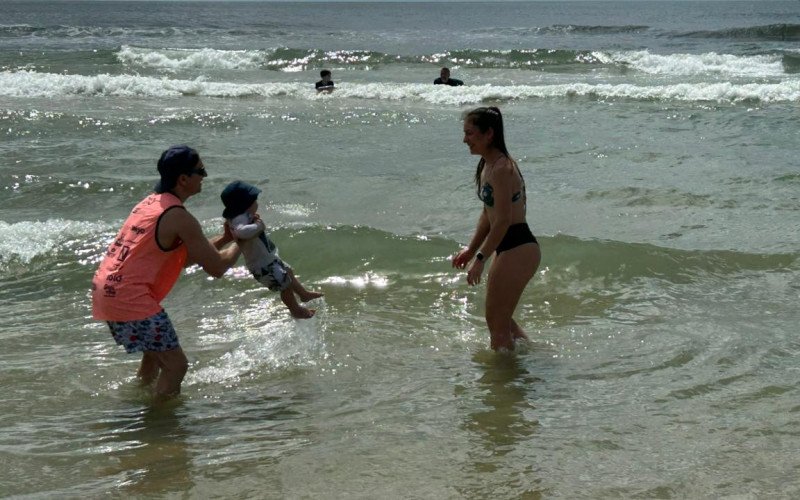 Douglas Paludo e a esposa Patrícia curtiram o dia de "mar caribenho" com o filho Augusto