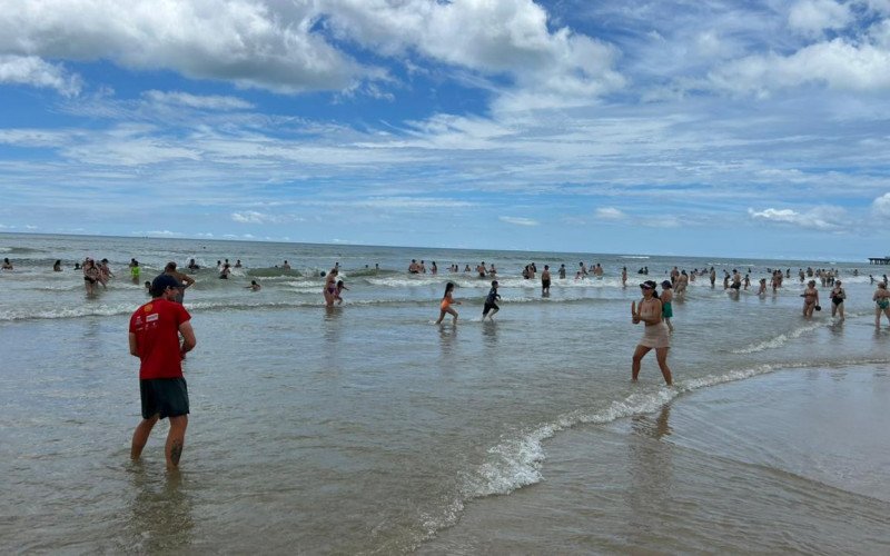 Domingo de céu com nuvens também amenizou calor no litoral