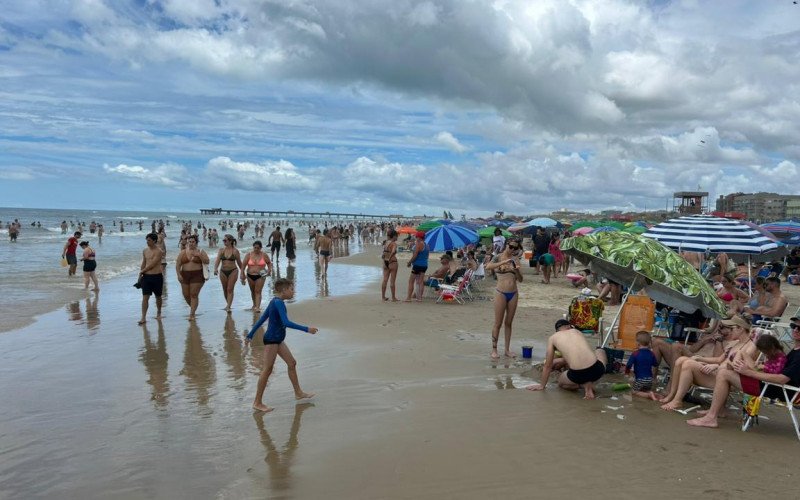 Com tempo aberto, diversas famílias foram para a beira do mar