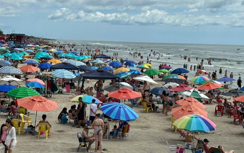 Água limpa e mar calmo atraem milhares de veranistas neste final de semana para o litoral norte
