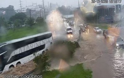Florianópolis tem alagamentos e alerta de mais chuva até quarta: "Circular de carro fica perigoso", diz prefeito
