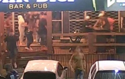 Vídeo mostra momento em que jovem é baleado na entrada de bar; atirador estava em um carro e fugiu após os disparos