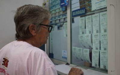 "Deus não joga, mas fiscaliza", avisa apostadora que já acertou a quadra, mas anseia pelo grande prêmio