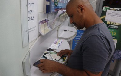 Bolão na Mega da Virada: Vale a pena apostar em grupo para ganhar R$ 1 bilhão?