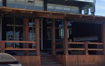 Tiros atingem vidros de bar e homem é baleado em cidade da região