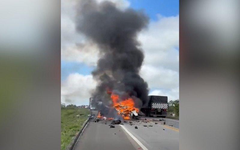 Acidente na BR 101, na Bahia, deixa 11 vítimas | abc+